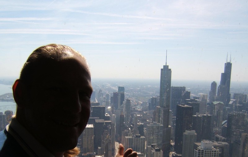 Vali Crăciunescu dă demonstraţii într-un magazin de muzică din Chicago