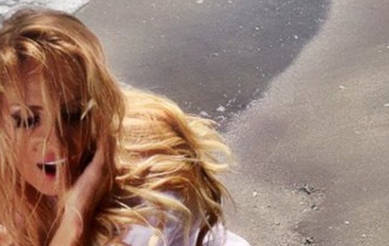 RĂVĂŞITĂ, PIPĂITĂ, UDĂ, în EXTAZ! Uite-o pe Andreea Bănică, ÎNGENUNCHEATĂ de PLĂCERE! Şi SOŢUL ce zice?