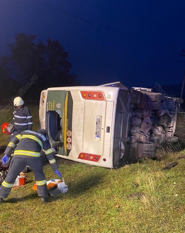 O persoană a murit și 14 au fost rănite, după ce o cisternă cu motorină s-a ciocnit cu un microbuz, în Bistriţa-Năsăud