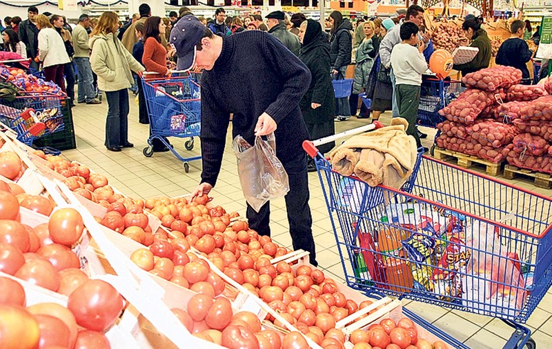 Câtă mâncare aruncă românii la gunoi în fiecare an