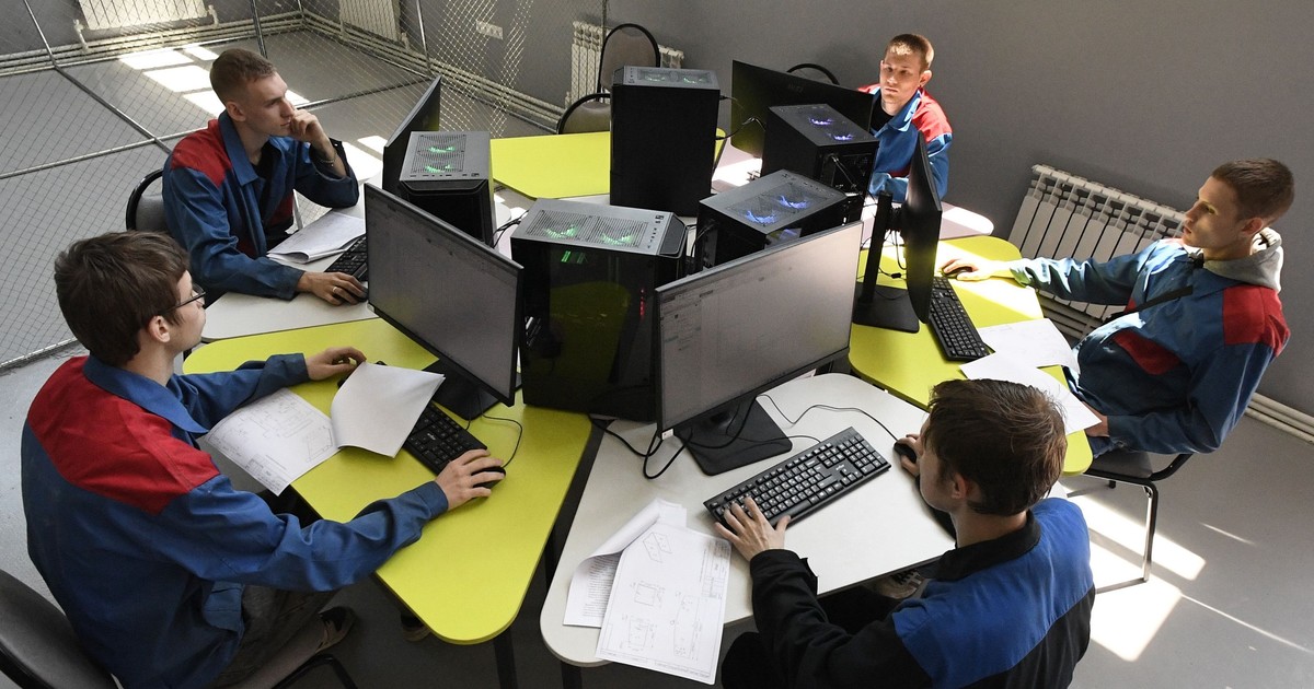 Studenți în fața unor calculatoare la facultate