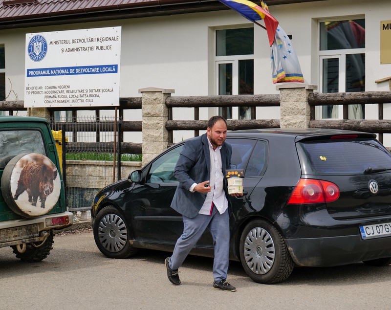 REPORTAJ. Cum se vede războiul în satul clujean Bucea, înfrățit cu orașul-martir Bucha: „De pe Antena 3 aflu că rușii sunt la 40 de kilometri. Mut pe România TV și zice că sunt la 20”