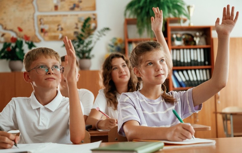 Elevii din România urmează să primească primele burse din noul an școlar, iar școlile au deja un calendar clar pentru stabilirea beneficiarilor și transmiterea sumelor necesare.
