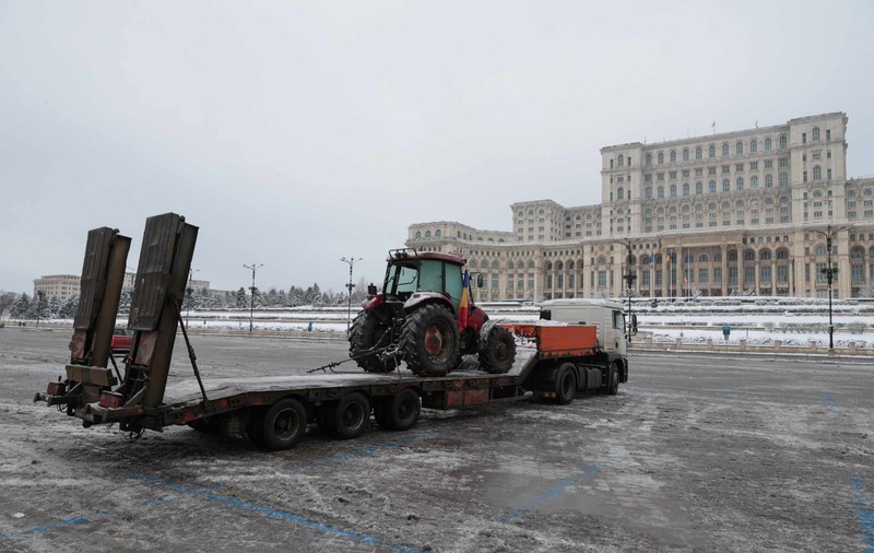 Un singur camion cu un tractor pe platformă a fost în prima zi a protestului de trei zile din Piața Constituției. Ce s-a anunțat pentru ziua de luni