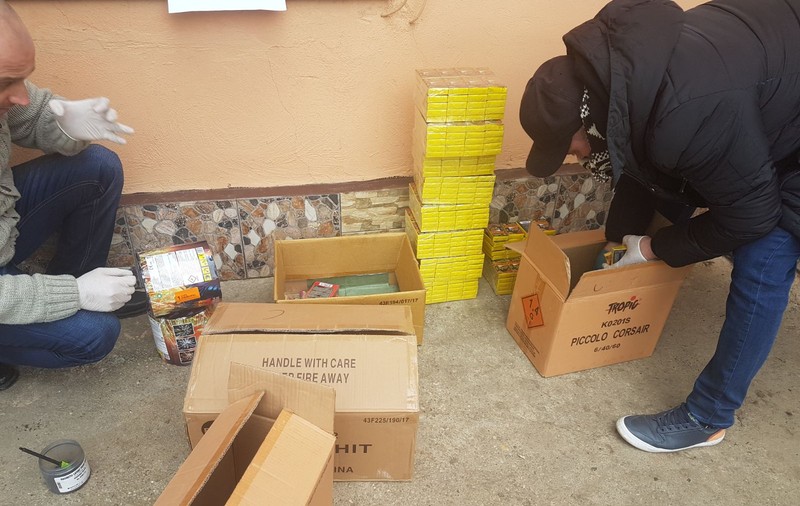 Polițiștii din Giurgiu au găsit o tonă de ”bombe” la trei bărbați! Petardele sunt dintre cele mai periculoase