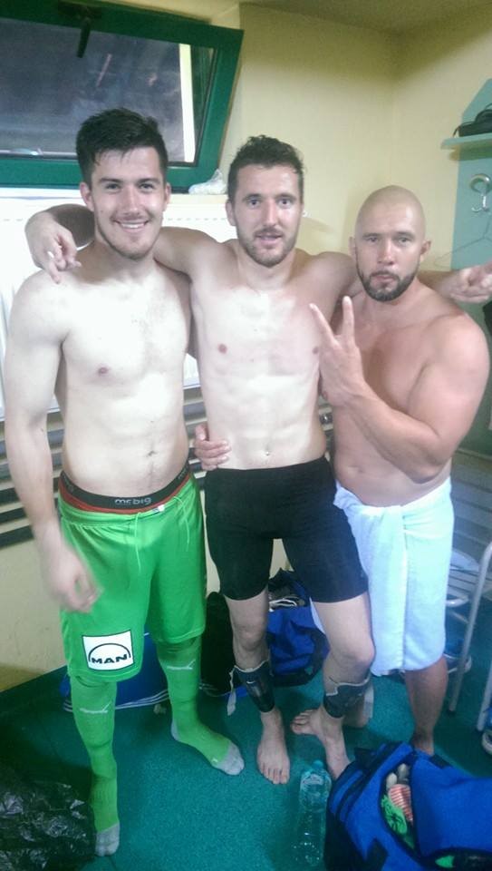 Balauru (stânga) a sărbătorit salvarea de la retrogradare...la bustul gol