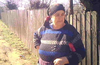 Vecinele stau cu ochii pe poarta soţilor Dobrică