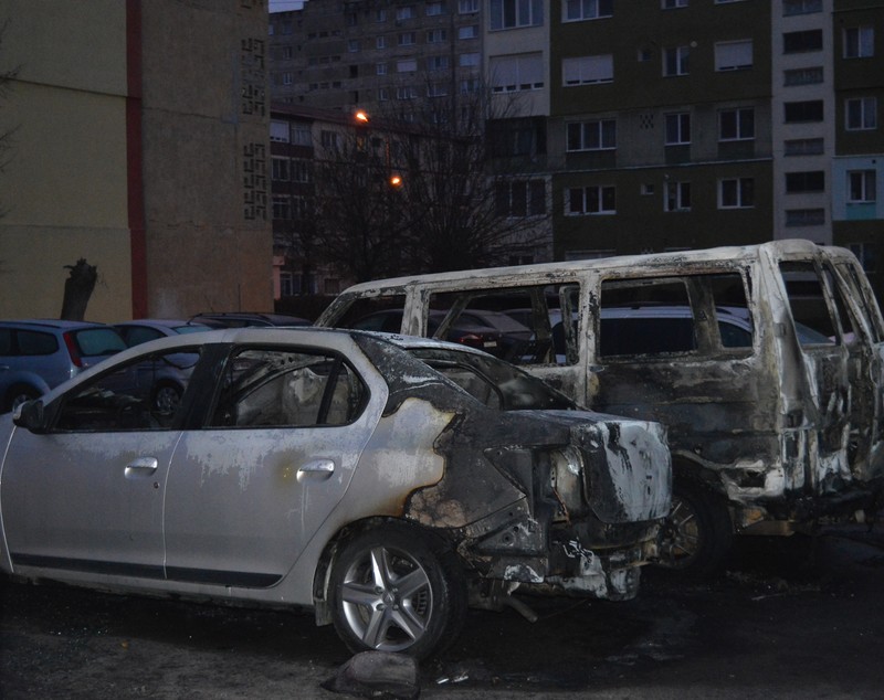 Incendiu într-o parcare din Reșița! Focul a fost pus intenționat?