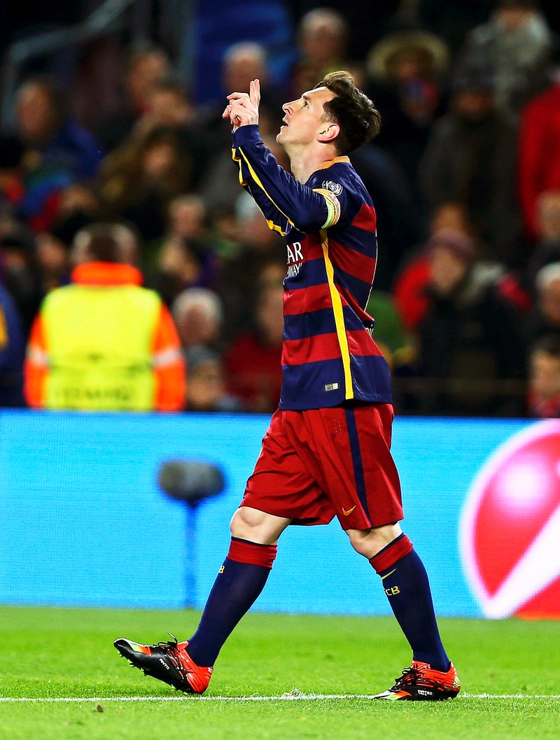 epa05040325 FC Barcelona's Argentinian striker Lionel Messi celebrates after scoring the 2-0 lead during the UEFA Champions Leage Group E soccer match between FC Barcelona and AS Roma at Camp Nou in Barcelona, Spain, 24 November 2015. EPA/TONI ALBIR