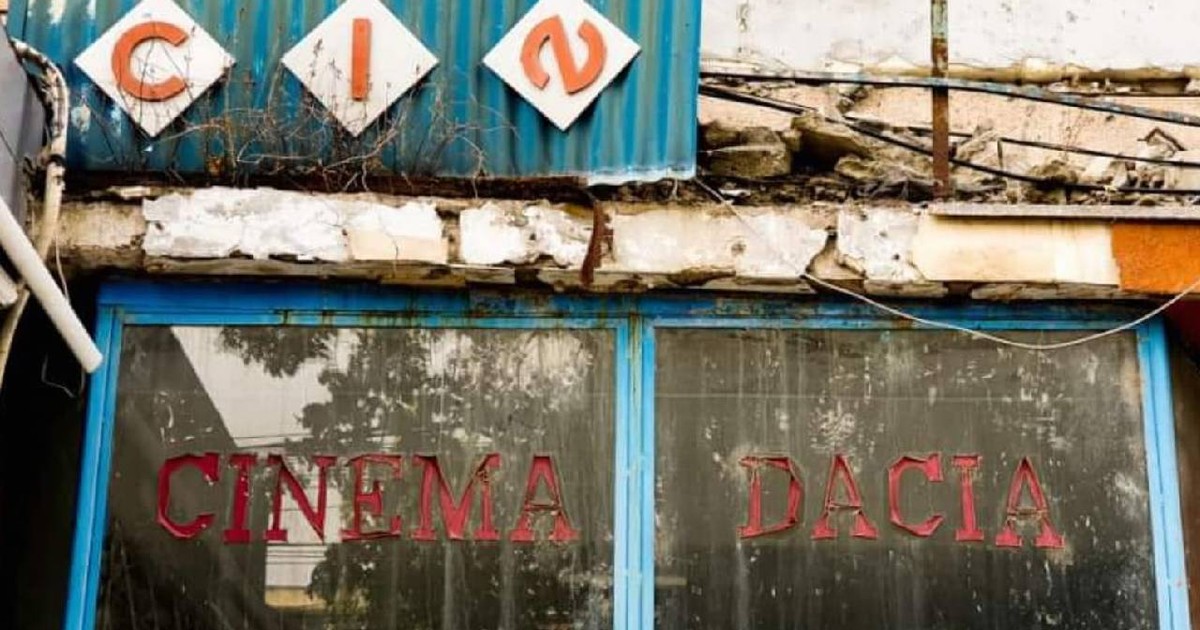 Fațada cinematografului Dacia din Galați, care stă să cadă și e complet distrusă, se află în renovare