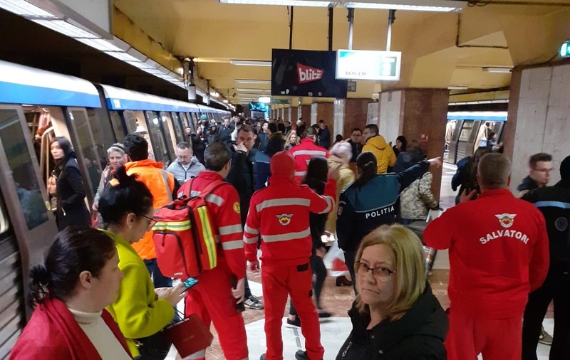 Haos la metroul bucureștean. Călătorii au fost coborâți la Tineretului din cauza fluctuațiilor de tensiune