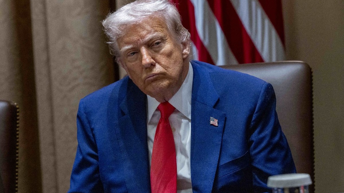 Președintele SUA, Donald J. Trump, ascultă comentariile în timpul unei reuniuni a Cabinetului în Sala Cabinetului de la Casa Albă din Washington, DC, SUA, 10 aprilie 2025.