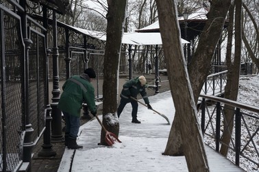 Angajați ai municipalității din Kiev curăță prima zăpadă căzută în capitala ucraineană în acest sezon. | Foto: Profimedia