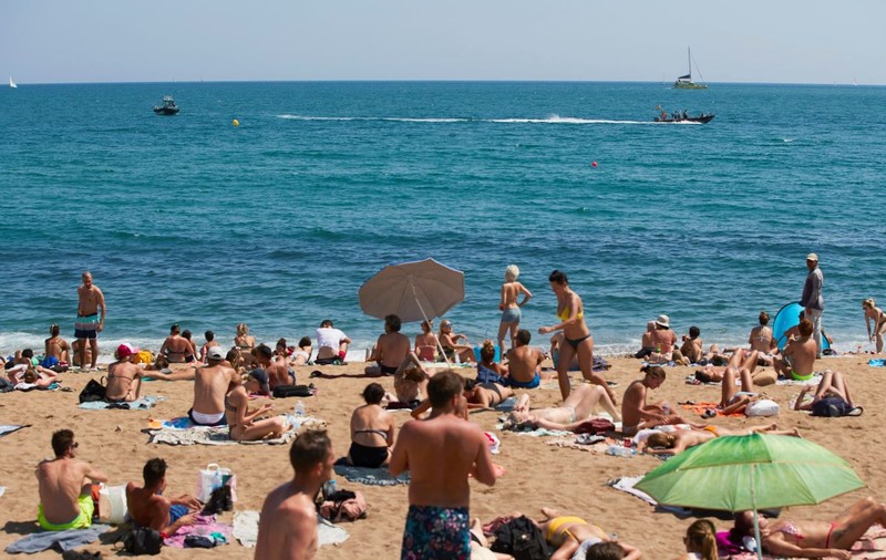 O plajă din Barcelona a fost evacuată după ce în apă a fost găsită o bombă neexplodată
