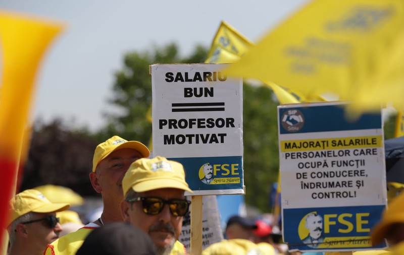 Guvernul „coace” o nouă reducere a cheltuielilor de personal din învățământ. Sindicatele anunță o criză fără precedent și ies mâine în stradă: „Vom picheta Ministerul Educației”