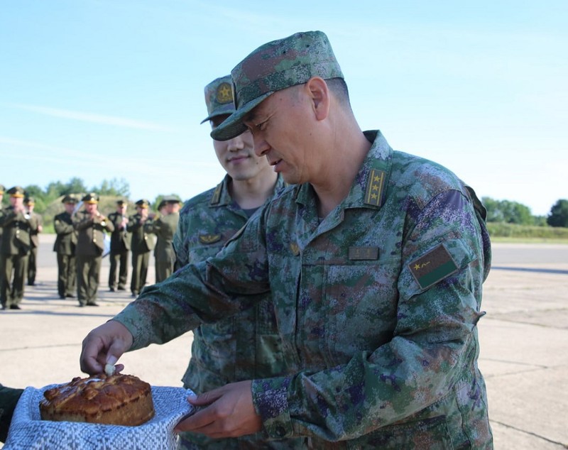 Sute de soldați chinezi au aterizat în Belarus și au fost primiți cu pâine și sare: „Antrenamente antiteroriste!”