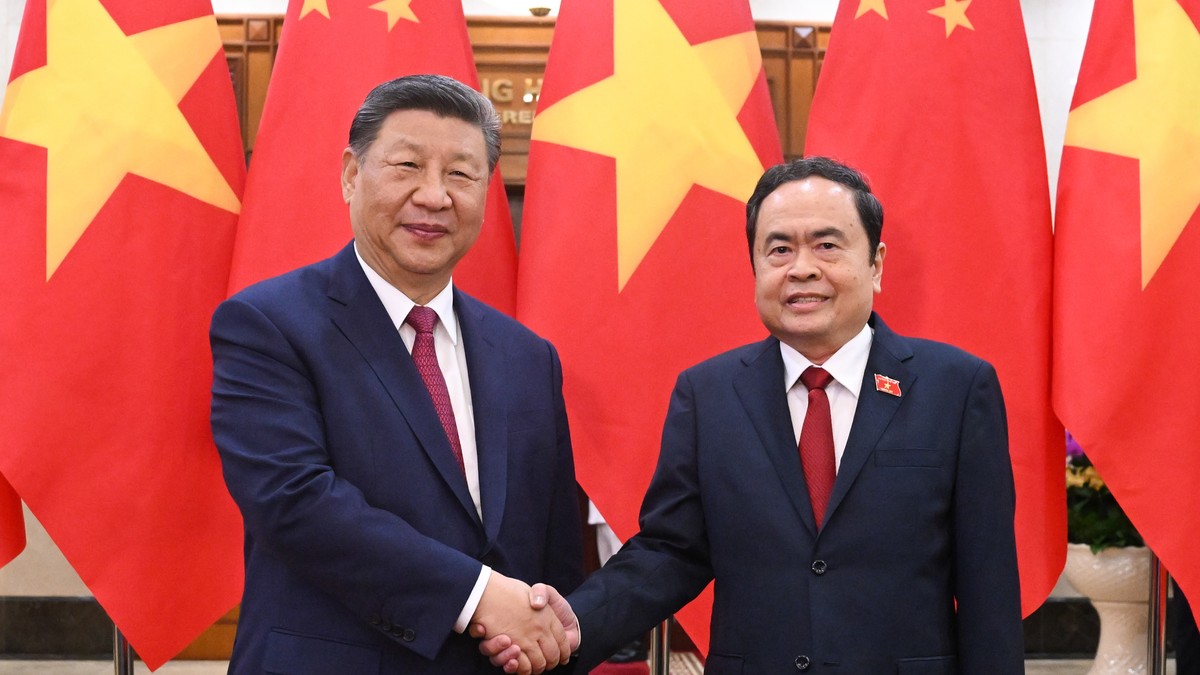 Xi Jinping, președintele chinez și președintele Vietnamului, Tran Thanh Man își strâng mâna și zâmbesc