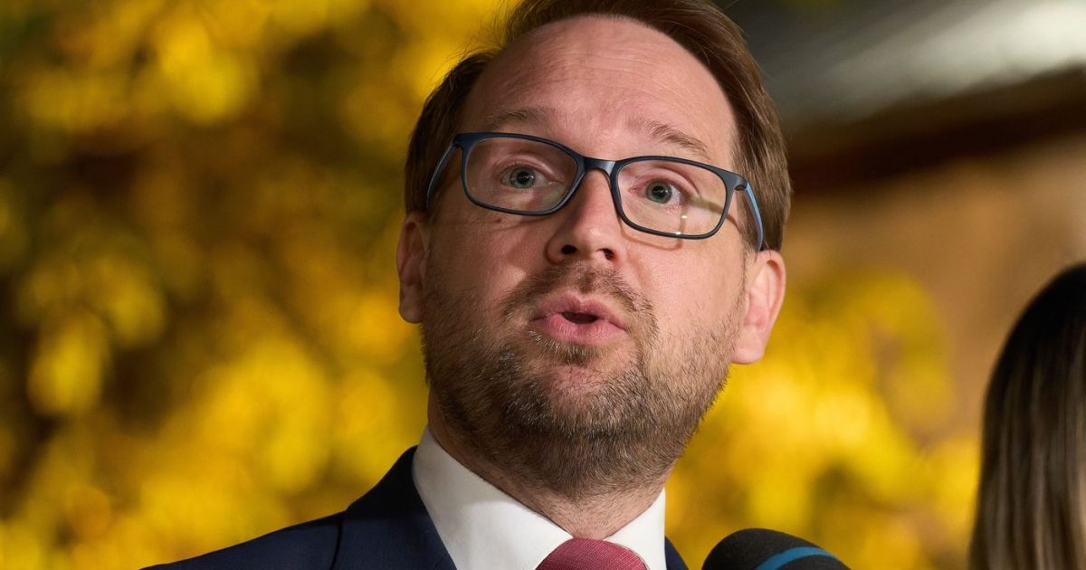 Dominic Fritz susține o conferință de presă la București, 2 aprilie 2026