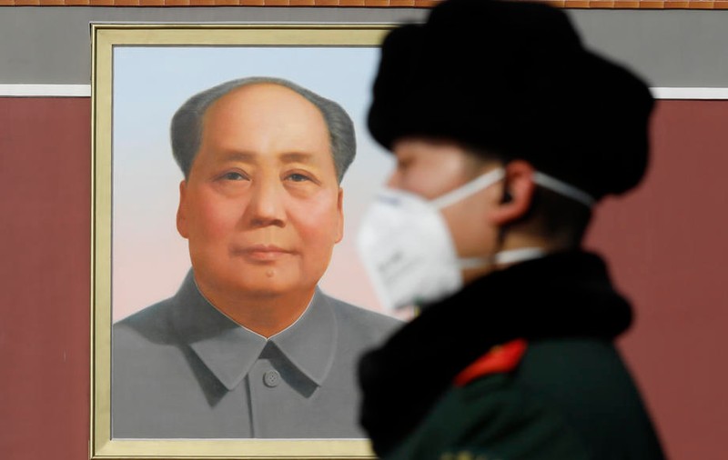 Un bărbat a rupt în două un manuscris al lui Mao Zedong evaluat la 252 de milioane de euro, crezând că e fals