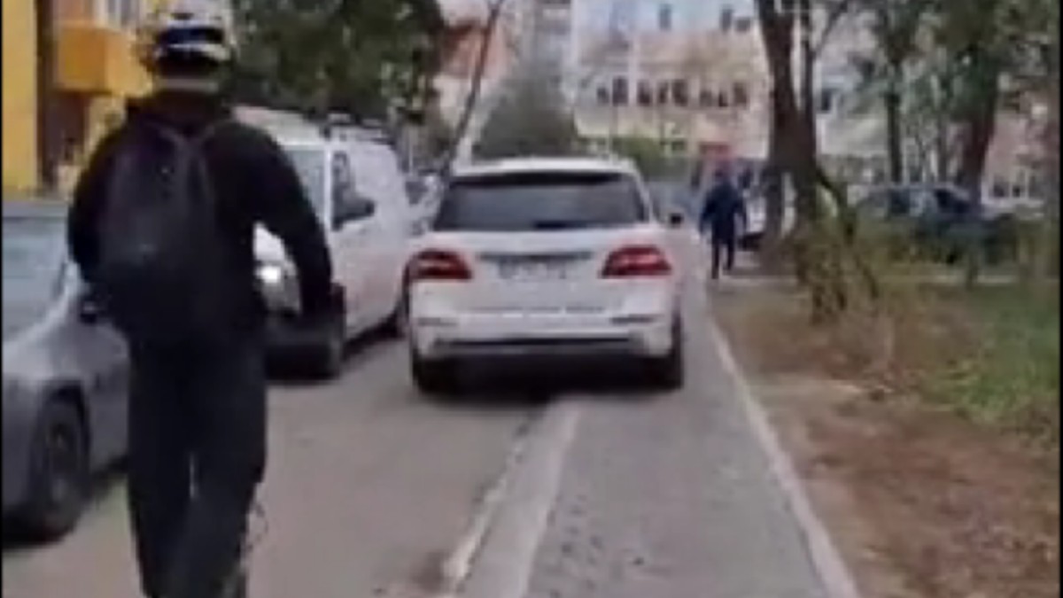 O mașină de lux circulă pe un trotuar din Iași. FOTO: Captură video.