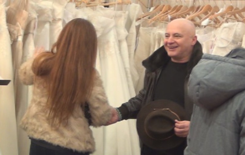 Mircea N. Stoian, surprins cu o roşcată la un târg de nunţi! FOTO