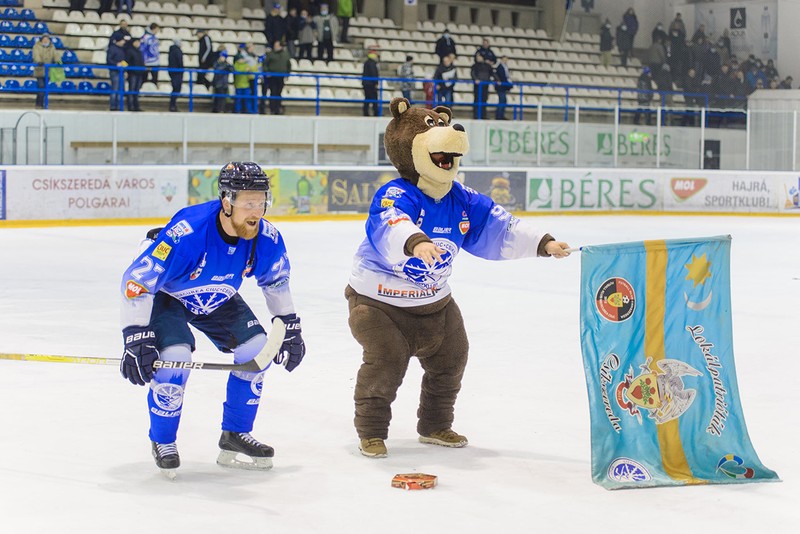Taratuhin și mascota clubului din Miercurea Ciuc