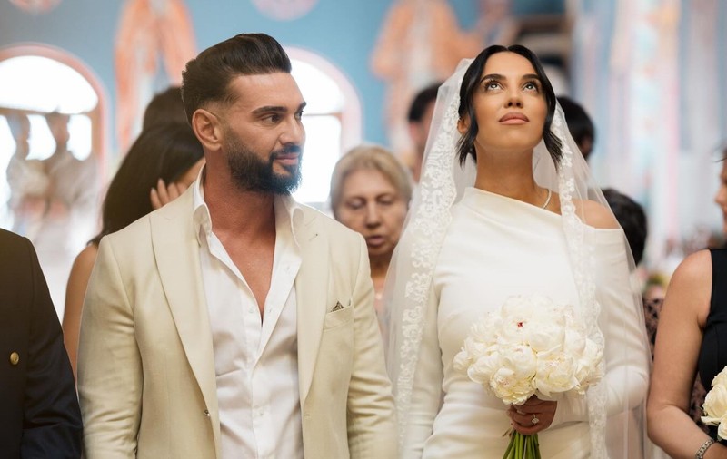 Ce rochie de mireasă a purtat soția lui Dorian Popa pentru cununia religioasă. Imagini emoționante cu cei doi în biserică