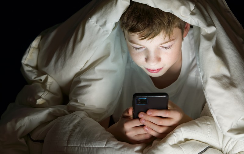 Propunere legislativă PNL: Copiii sub 16 ani nu vor mai avea voie pe TikTok sau Facebook fără acordul expres al părinţilor