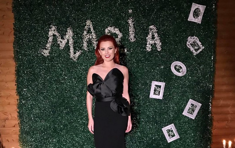 Elena Gheorghe și soțul ei, nași de botez. Ce rochie frumoasă a purtat artista