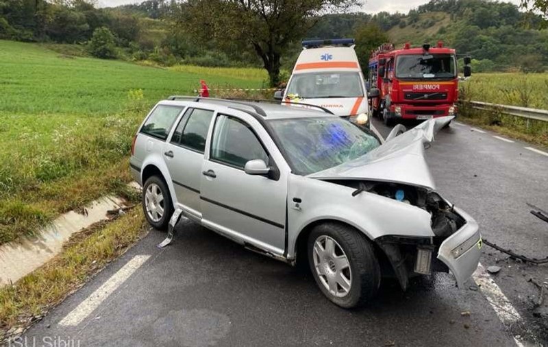 Un bărbat fără permis a murit într-un accident pe care el l-a provocat, în Sibiu. O șoferiță care circula regulamentar, rănită
