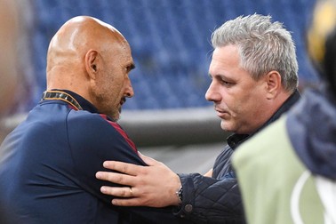 epa05562724 Roma's head coach Luciano Spalletti (L) greets Astra's head coach Marius Sumudica (R) during the UEFA Europa League soccer match between AS Roma and FC Astra Giurgiu at Olimpico stadium in Rome, Italy, 29 September 2016. EPA/ALESSANDRO DI MEO