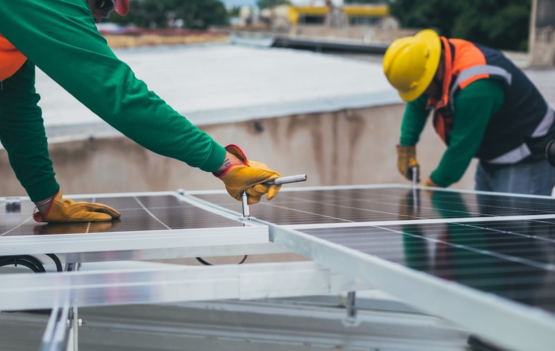 Panouri fotovoltaice montate pe balcoane: cât costă kiturile și ce economii pot aduce locatarilor de bloc