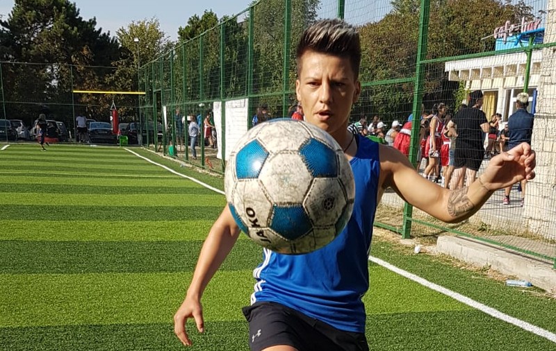 Lăcrămioara Perijoc este pasionată de fotbal. ”Am mingea în portbagaj la mașină tot timpul”