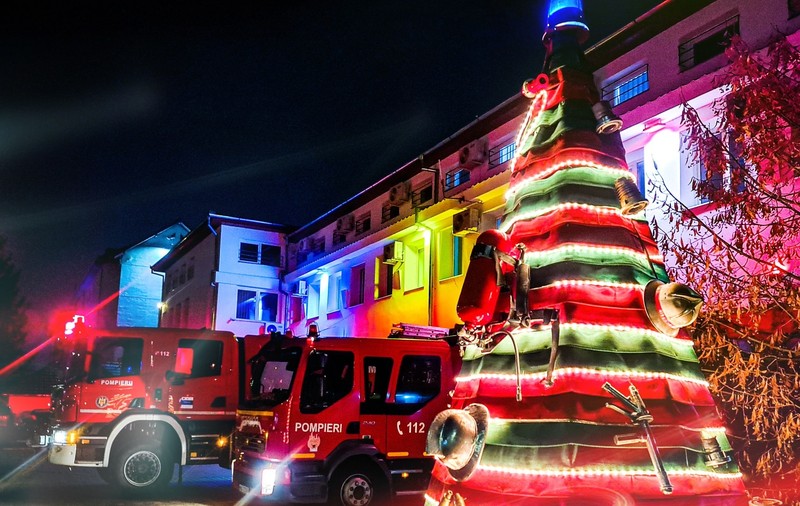 Pompierii din Alba au decorat bradul de Crăciun cu cele mai utilizate echipamente folosite de salvatori