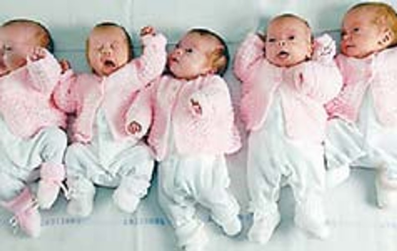 5 bebeluse identice au uimit lumea medicala