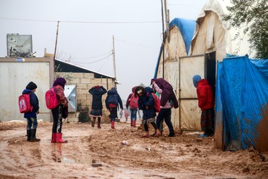 Tabără de refugiați sirieni lângă localitatea Azaz, la granița dintre Siria și Turcia, în martie 2022. Foto: Profimedia