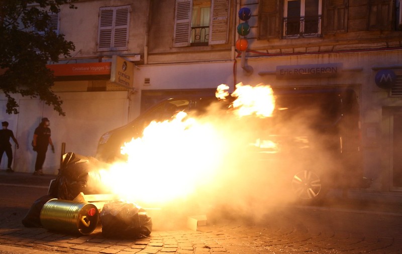Casa unui primar de lângă Paris, ținta unui atac. Edilul acuză o tentativă de asasinat: "Soția și unul dintre copii au fost răniți"