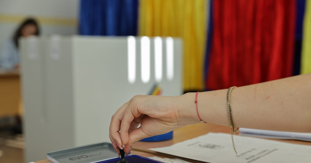 Poză cu mâna unei femei în care se află o ștampilă de vot - 4 mai 2025