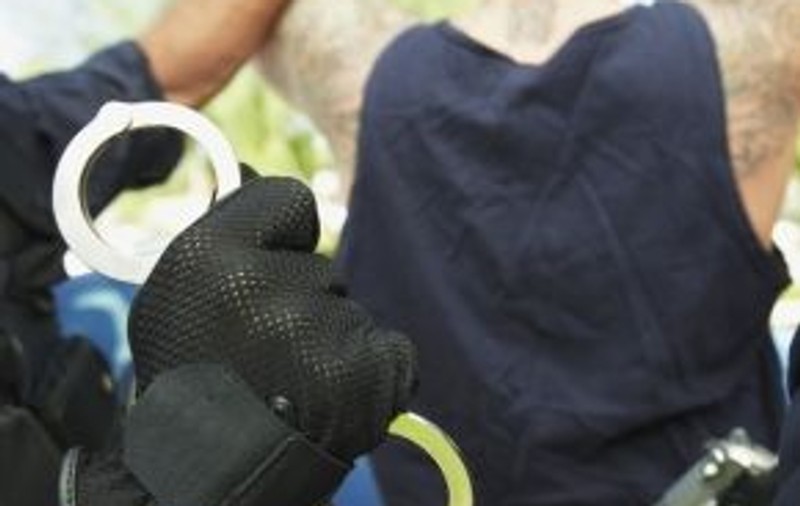 Poliţist, arestat pentru complicitate la crimă