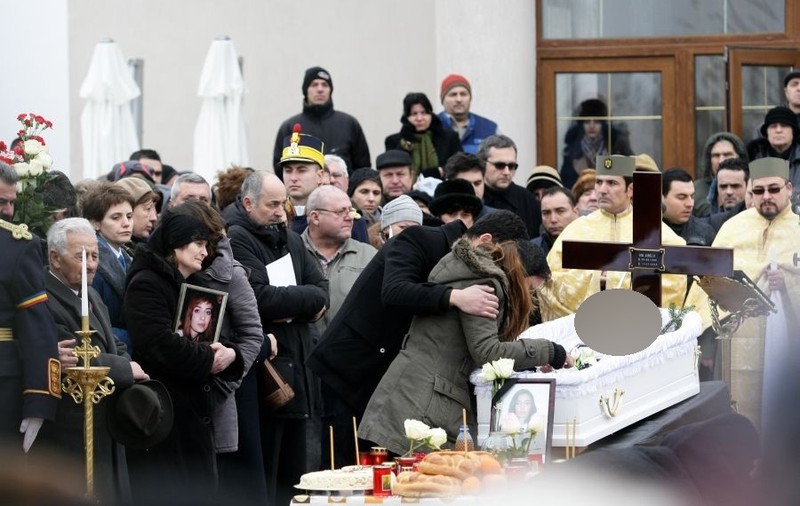 FEŢELE DURERII! Imagini SFÂŞIETOARE de la înmormântarea AURELIEI ION! Mama NU A LĂSAT TABLOUL EI din BRAŢE! | FOTO