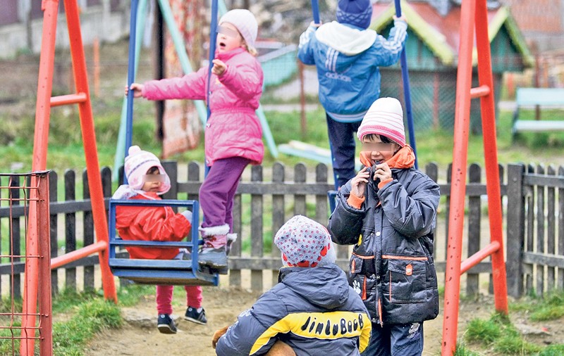 SCANDALOS! Nici ASTA NU MAI PUTEM SĂ LE ASIGURĂM?! Englezii DONEAZĂ 100 de perechi de CHILOŢI ORFANILOR României