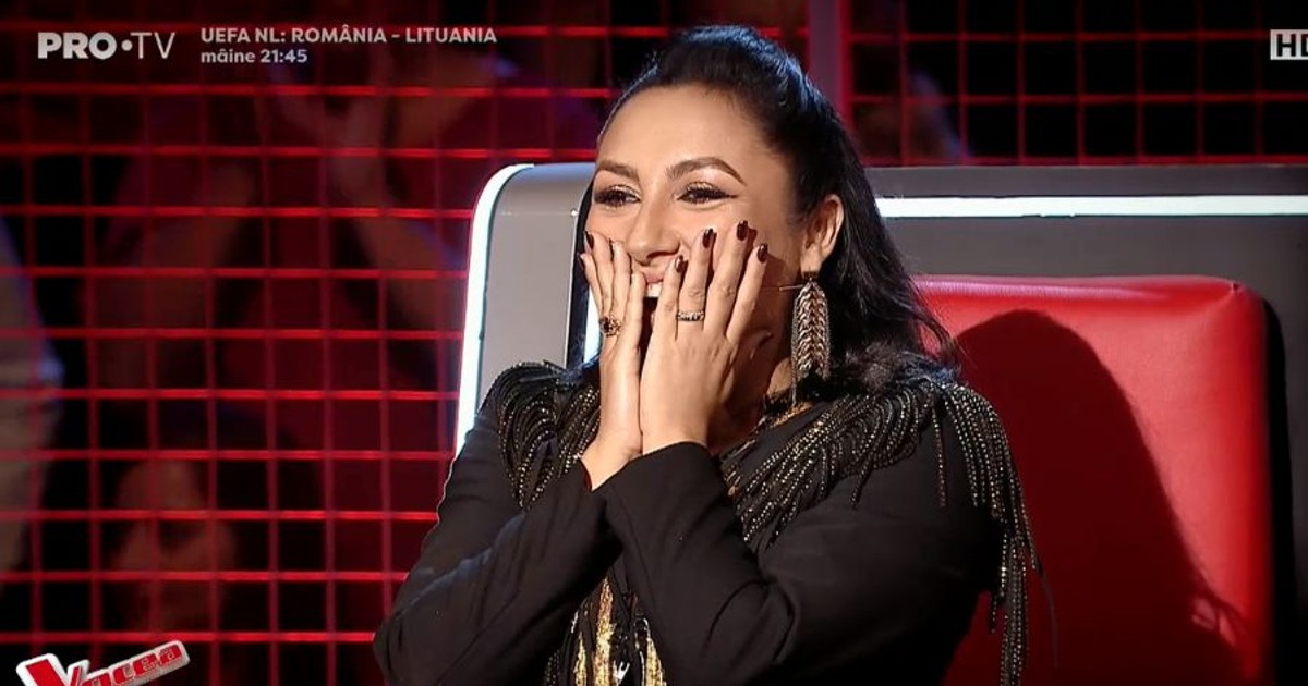 Au apărut pe scenă cu accesoriile Andrei. "Ca la măritat"
