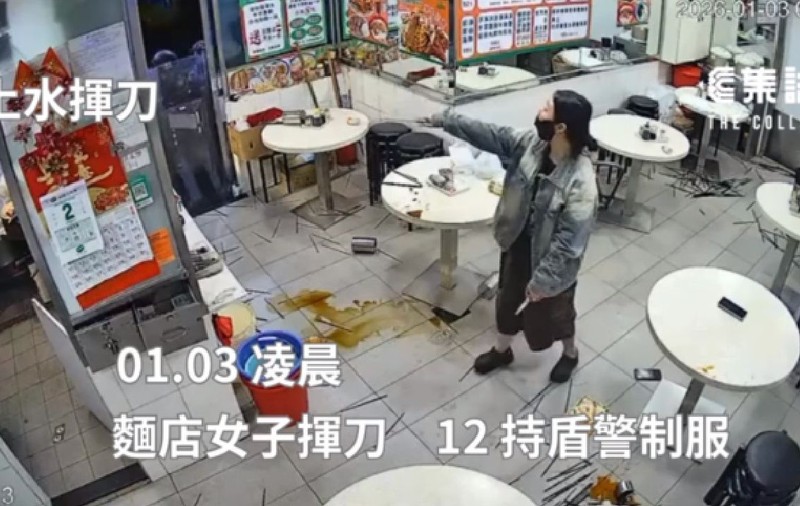 Clienta unui restaurant atacă 12 polițiști cu un satâr, nervoasă că nu a putut plăti prin aplicație, în Hong Kong | VIDEO
