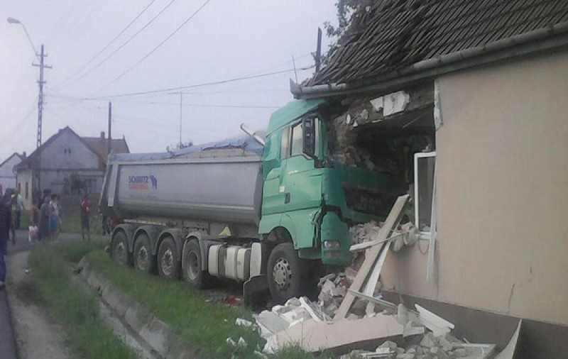 Accident grav în Timiș. Un camion a intrat într-o casă