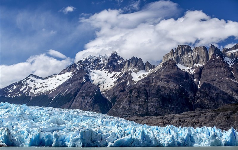 Un aisberg gigantic, de 15 ori mai mare decât Parisul, s-a desprins din banchiza de gheață a Antarcticii
