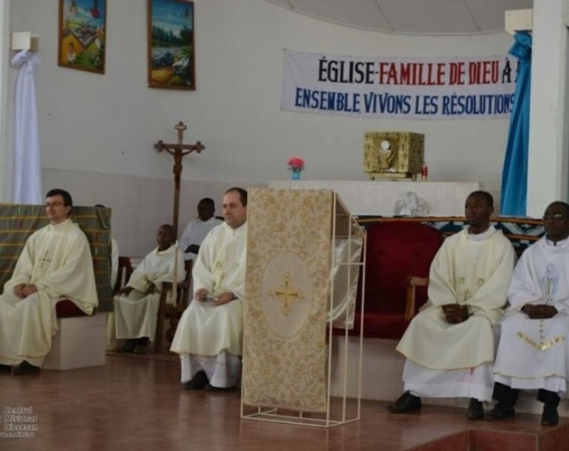 Un preot din Iași slujește în Africa. Povestea impresionantă a părintelui Gabriel-Vasile Cimpoeşu în Coasta de Fildeș