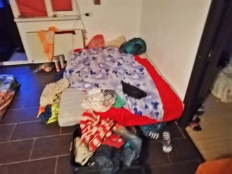 Saltelele pe care dormeau înghesuiți cei 9 muncitori