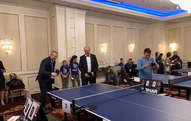 GALERIE FOTO / Marele Serghei Bubka a jucat tenis de masă în Parlamentul României!