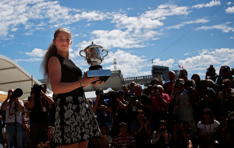 Jelena Ostapenko își trăiește momentul de glorie. Ședință foto cu trofeul, la Paris. Cum arată letona în pantofi cu toc! GALERIE FOTO