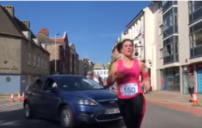 VIDEO | O șoferiță britanică a intrat cu mașina printre oamenii care participau la un maraton